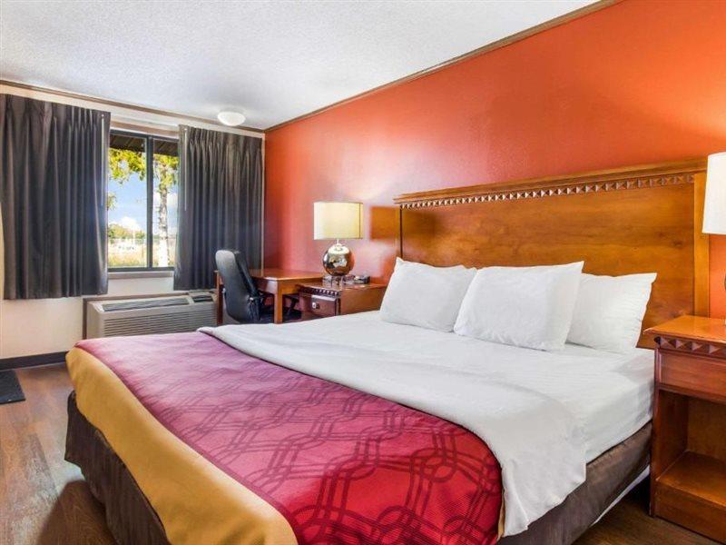 Econo Lodge Norwalk Exterior photo