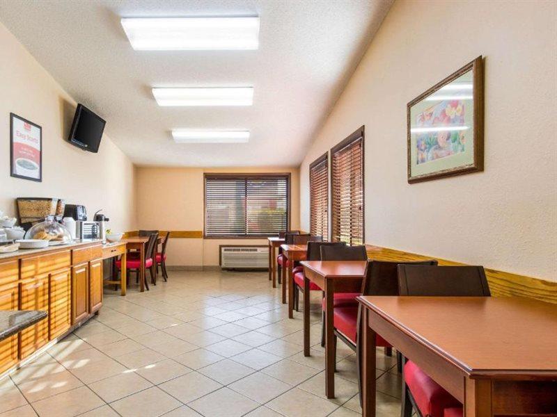 Econo Lodge Norwalk Exterior photo