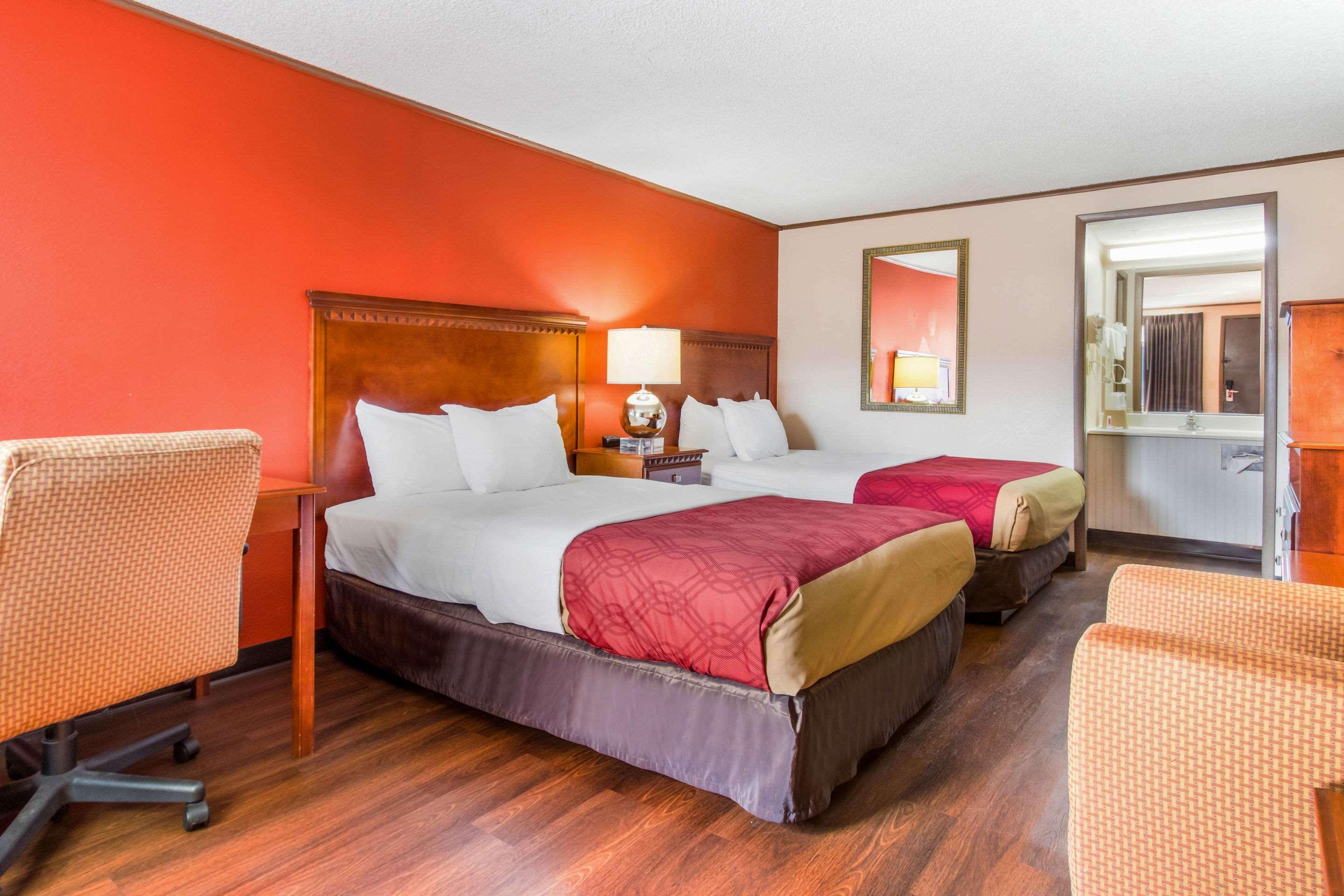 Econo Lodge Norwalk Exterior photo
