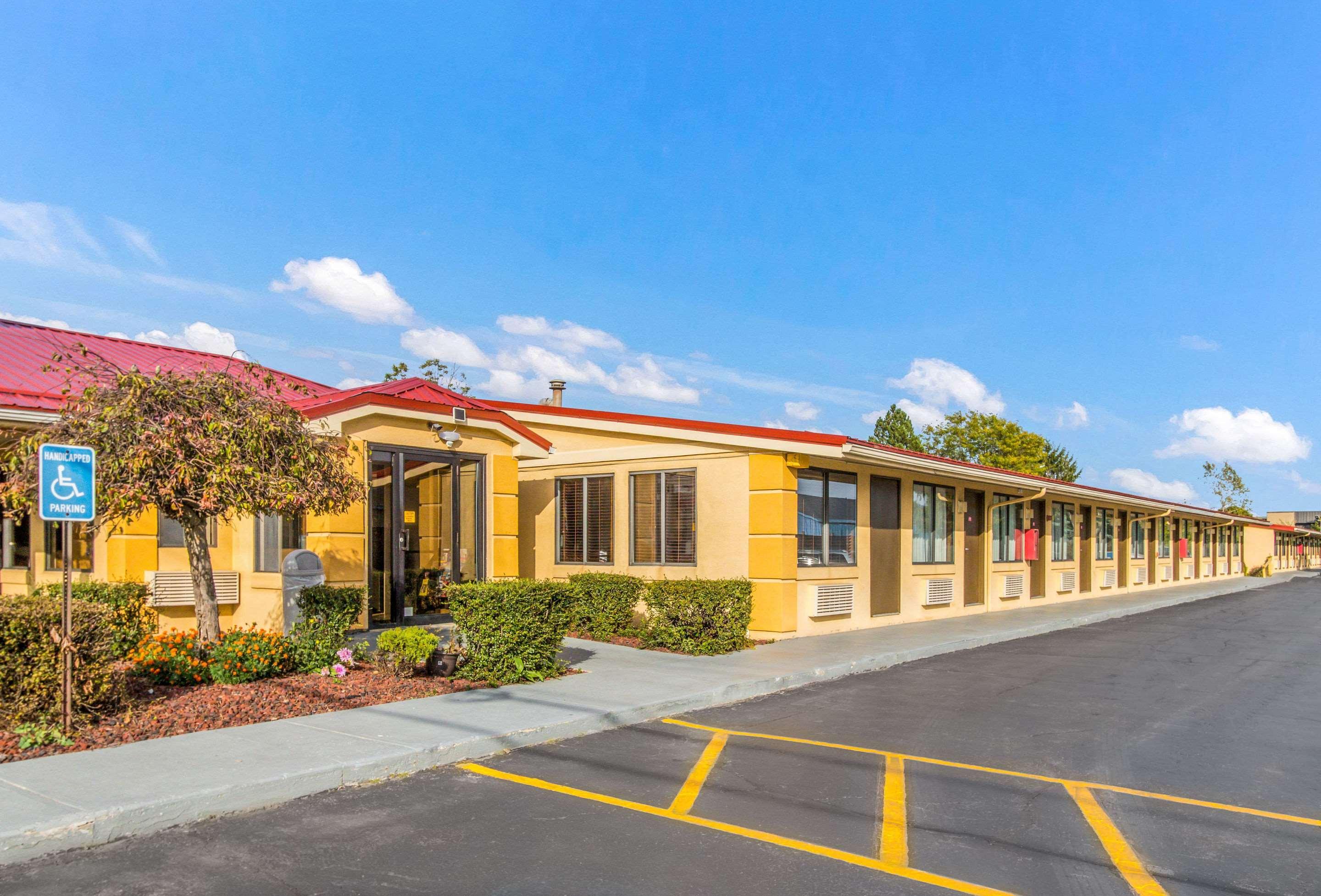 Econo Lodge Norwalk Exterior photo