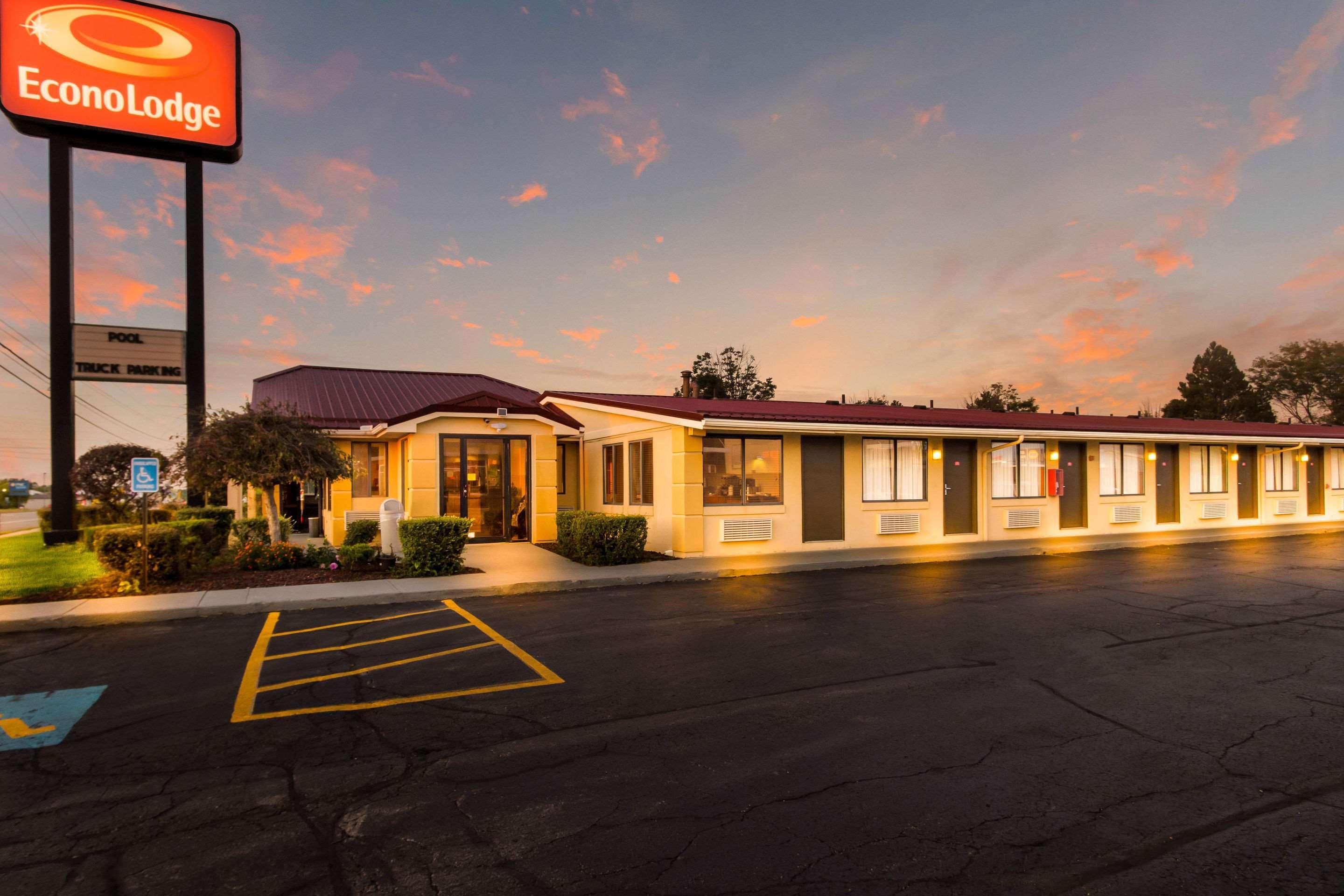 Econo Lodge Norwalk Exterior photo