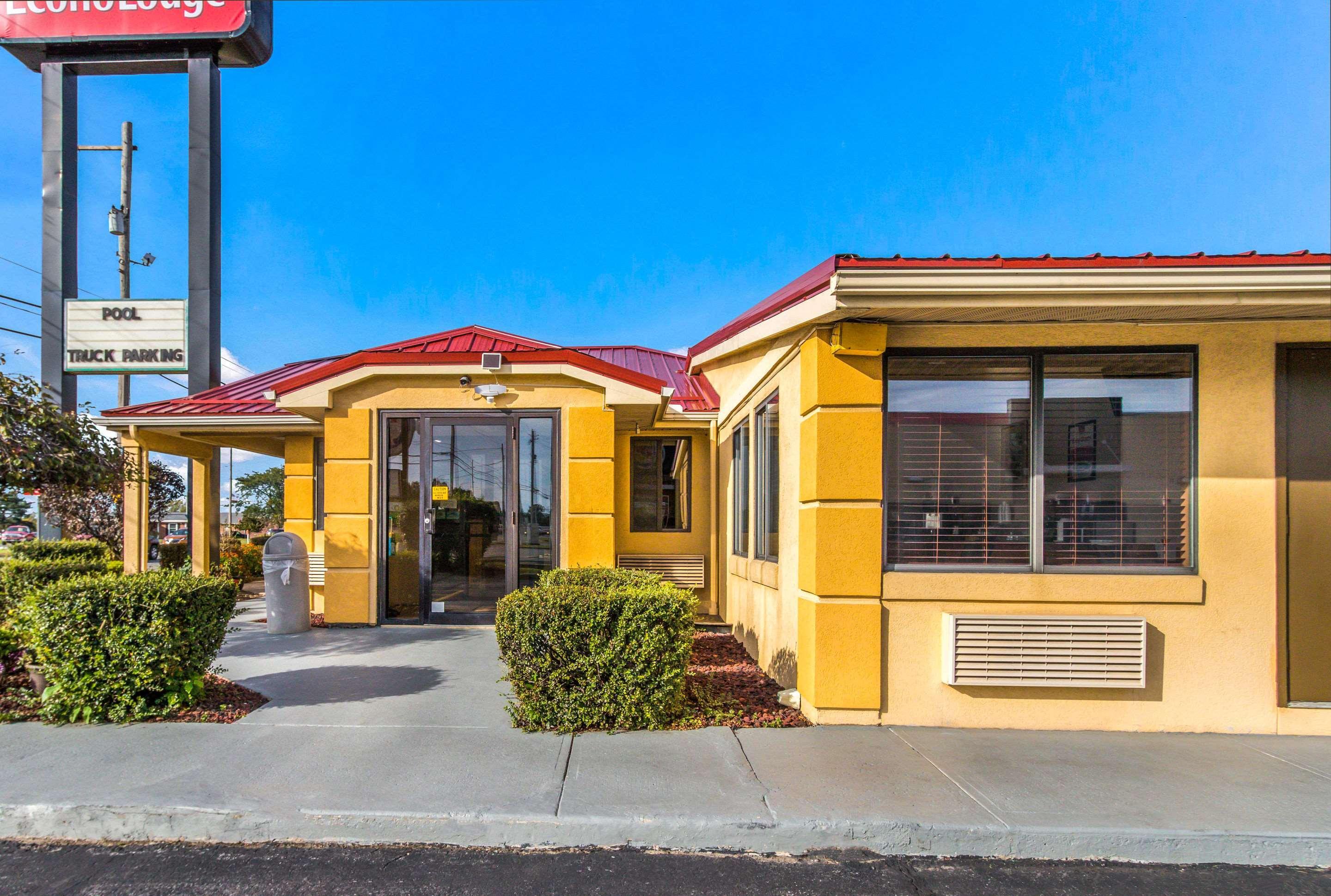 Econo Lodge Norwalk Exterior photo