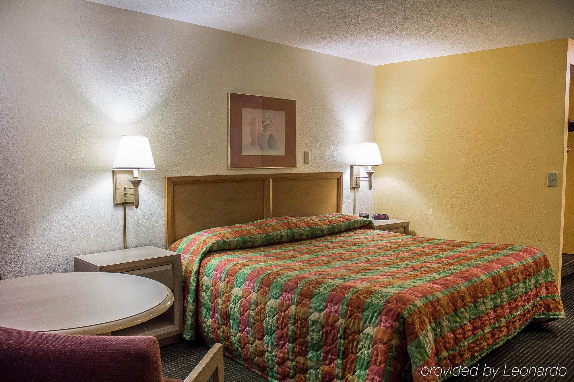 Econo Lodge Norwalk Exterior photo