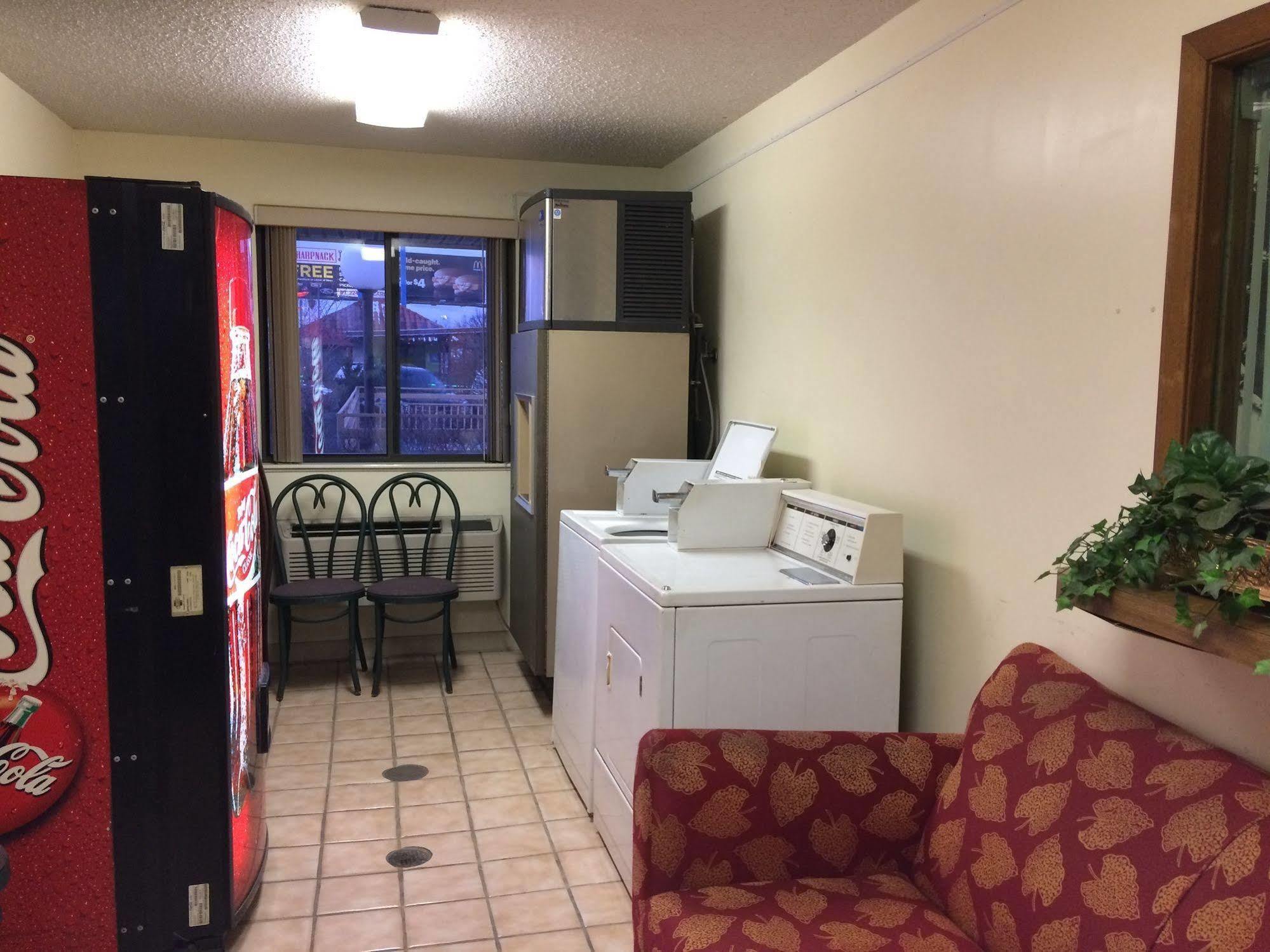 Econo Lodge Norwalk Exterior photo