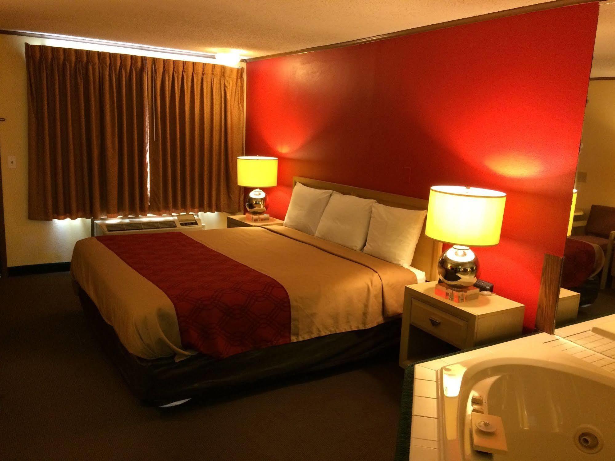 Econo Lodge Norwalk Exterior photo