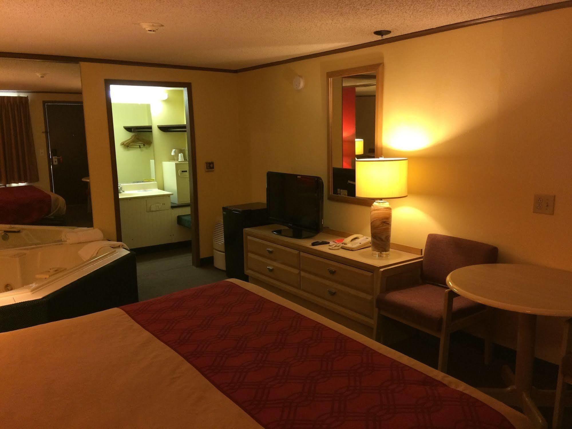 Econo Lodge Norwalk Exterior photo
