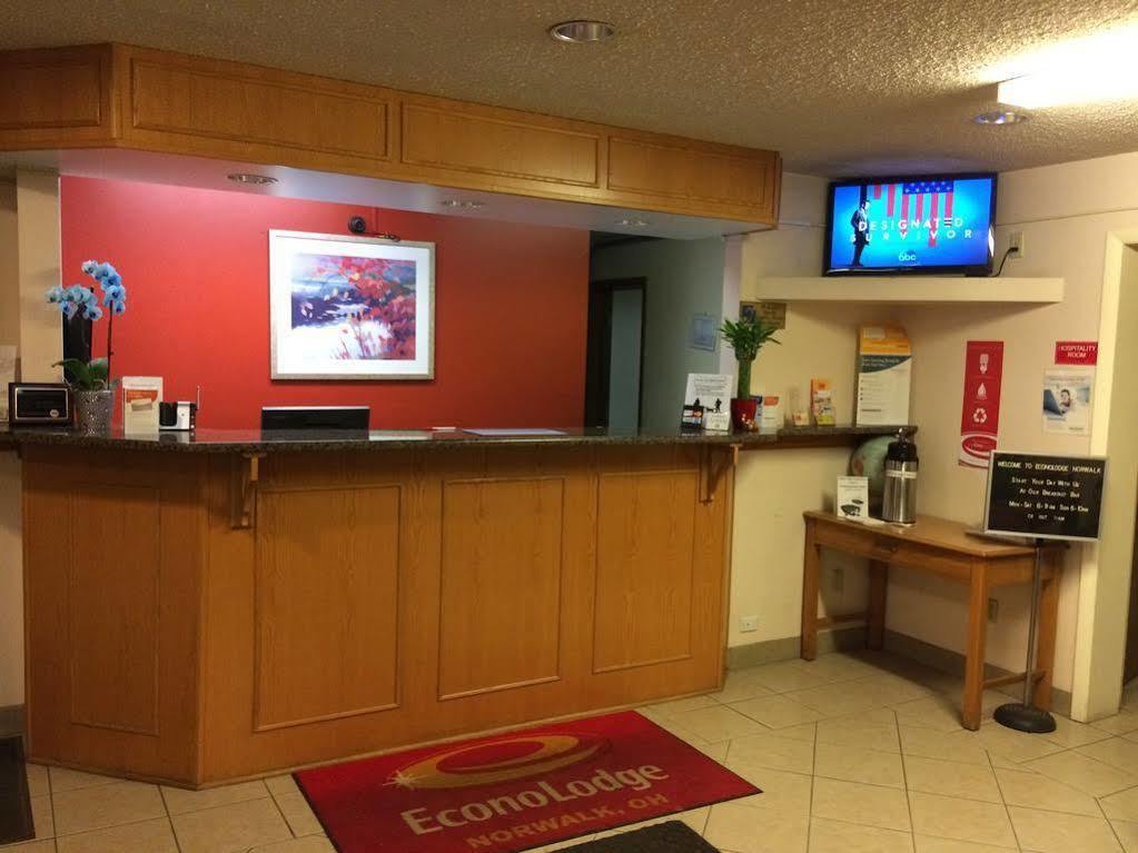 Econo Lodge Norwalk Exterior photo